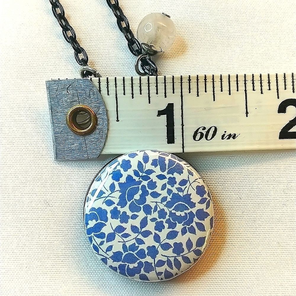 Vintage magnetic charm necklace. 26 inch. Comes with 4 charms. - Picture 4 of 6